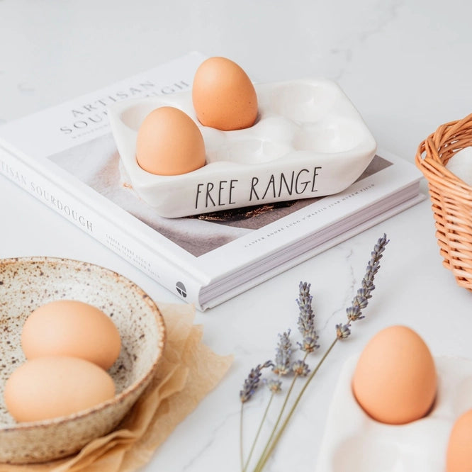 Rae Dunn Artisan Eierablage-Set | Farm Fresh Free Range